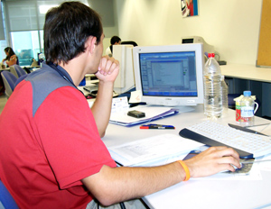 Trabajador observando pantalla de ordenador