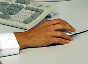 Mano manejando un raton de ordenador