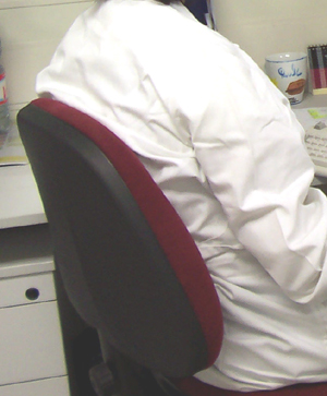 postura correcta de la espalda en silla de trabajo