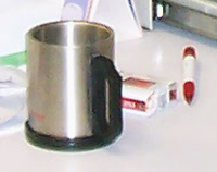 taza de cafe y paquete de tabaco