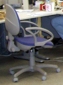 silla con respaldo regulable y reposabrazos