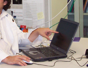 doctor se�alando la pantalla de un ordenador porta