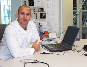 Doctor junto a un ordenador portatil