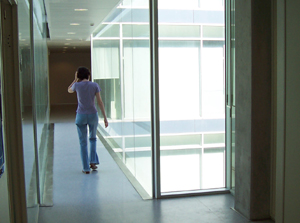 Mujer de espaldas en un pasillo