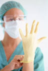 cirujana con guantes