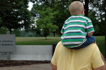 Autor Hernando Piedra.Pixalia.net Licencia Creative Commons. Ni�o a hombros de su padre, de espaldas 