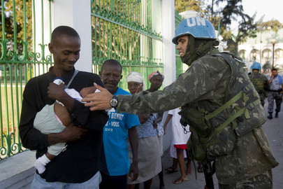 Los Cascos Azules distribuyen agua y comida en Haiti