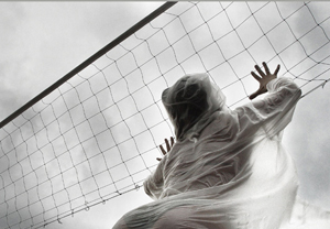 Autor Tikis.Pixalia.net Licencia Creative Commons. Jugadora saltando sobre red de voleyball, de espaldas, con chubasquero.