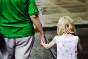 Autor Tikis.Pixalia.net Licencia Creative Commons. Ni�a de la mano de su padre cruzando la calle.