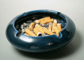 Astra Zeneca. Cenicero lleno de colillas