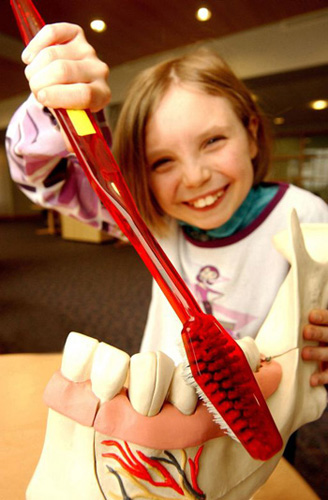 Azprensa. Ni�a con cepillo de dientes gigante