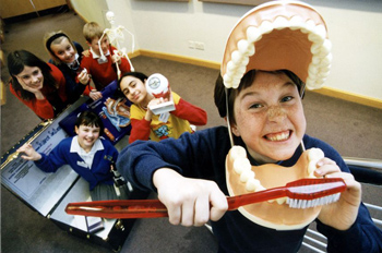 Azprensa. Grupo de ni�os, uno con comportamiento fuera de lugar.