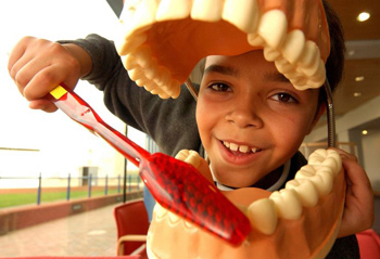 Azprensa. Ni�o con cepillo y bocas gigantes