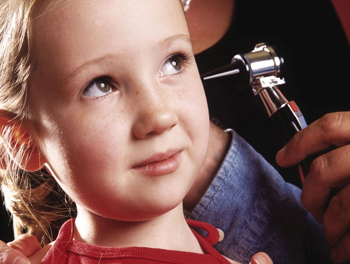 Azprensa. Otoscopia a una ni�a.