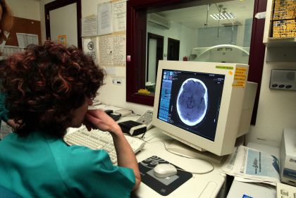 Radiologo realizando una resonancia. Azprensa.