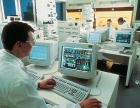 Astra Zeneca. Investigador haciendo una simulaci�n