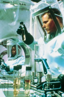 Astra Zeneca. Investigador con traje de protecci�n