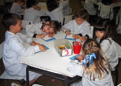 Clase del Colegio Blanca de Castilla de ni�os de 4 y 5 a�os realizando la campa�a Desayuna y aprueba-prueba a desayunar Berb�s Asociados