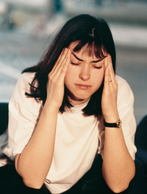 Astra zeneca. Mujer joven con las manos en las sie