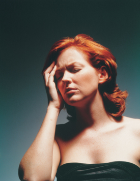 Astra Zeneca. Mujer joven, con dolor de cabeza