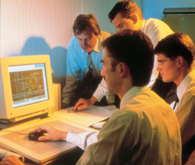 Astra Zenaca. Personas usando un ordenador