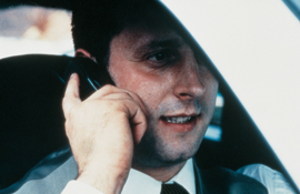 Astra Zeneca. Hombre conduciendo y hablando por tf