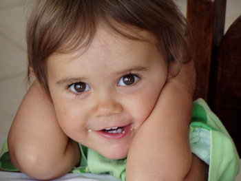 Autor Hmontana.Pixalia.net Licencia Creative Commons. Ni�a preescolar  sonriendo y cogiendose la cabeza.