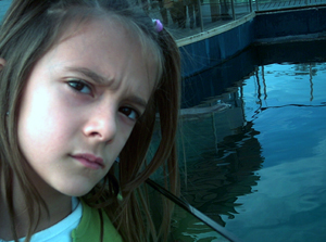 Ni�a mirando a la camara