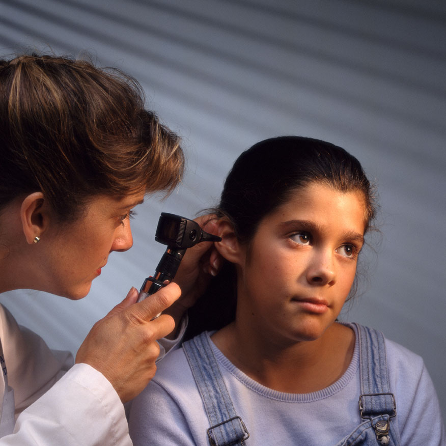 M�dico explorando el o�do de una ni�a