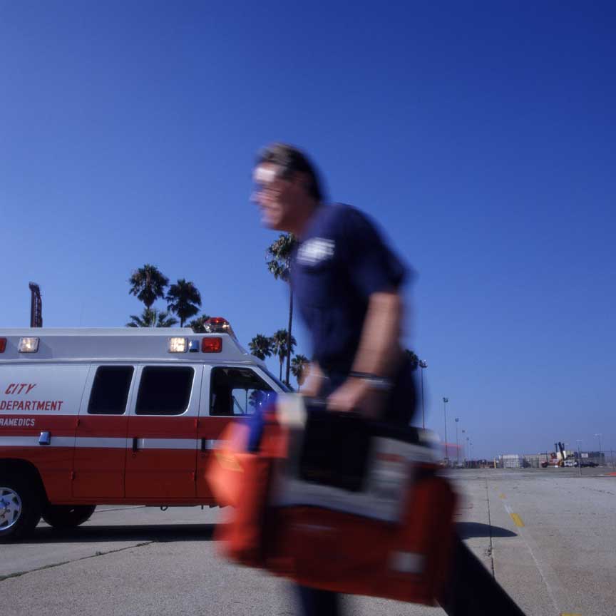 Servicio de urgencias prestando primeros auxilios