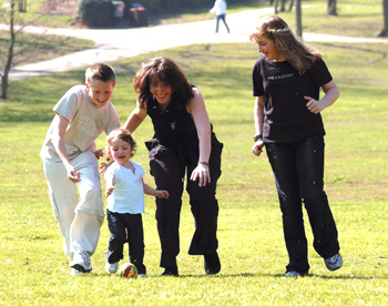 Azprensa. Ni�os jugando con pelota en el parque