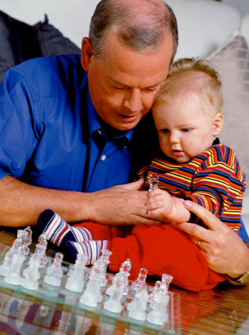 Azprensa. Bebe con pieza de ajedrez