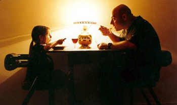 Autor Orson Diaz.Pixalia.net Licencia Creative Commons. Ni�a comiendo frente a su padre con luz ambiental.