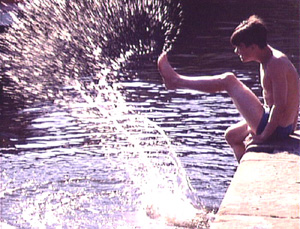 Muchacho jugando en un estanque