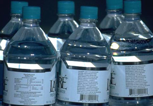 Agua mineral envasada