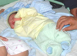 bebe tumbado sobre un cambiador