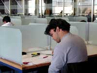 chico estudiando en una biblioteca