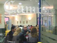 gente comiendo en una cafeter�a universitaria