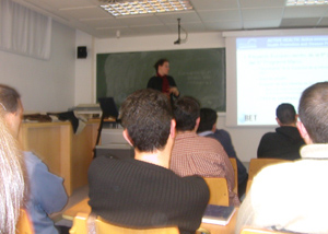 clase en una universidad con alumnos escuchando