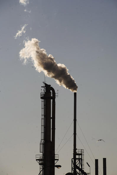 Chimenea industrial expulsando humo