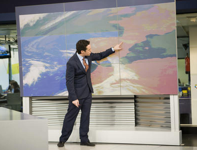 Metereologo se�alando un mapa. Fuente: SINC