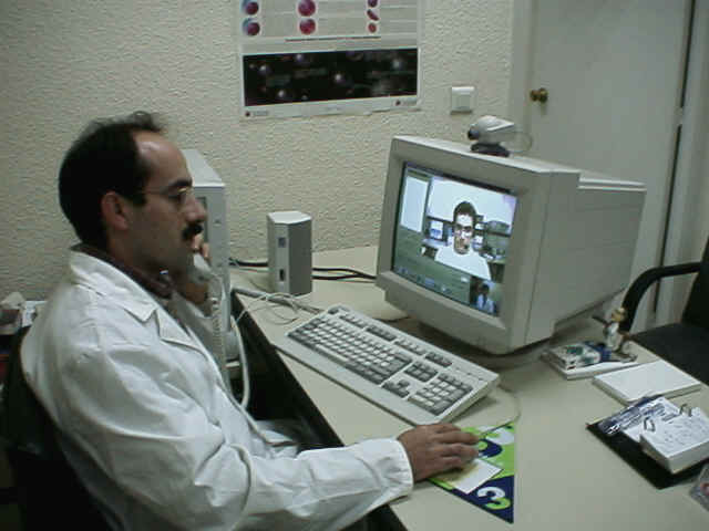 Medico realizando una teleconsulta