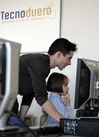 Un profesor explica una operaci�n a una alumna. Foto: DiCYT.