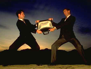 dos ejecutivos disputandose un maletin
