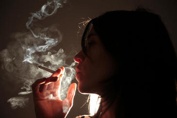 Mujer joven fumando. SINC