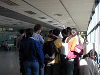 estudiantes universitarios en cola