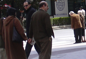 personas circulando por una calle