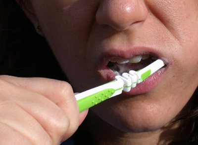 Cepillado de dientes. Fotografia cedida por el CNICE http://recursos.cnice.mec.es/bancoimagenes2/buscador/index.php
