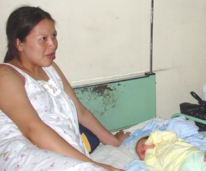 mujer y su recien nacido en el hospital