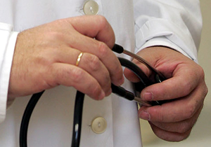 Manos de un medico sosteniendo fonendoscopio